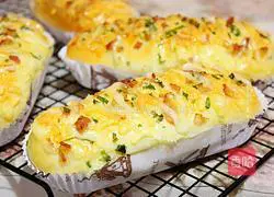 Illustration of how to make chives, bacon, cheese and meat floss bread 19