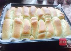 Illustration of how to make butter toast 10