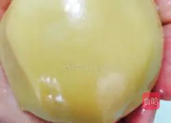 Cantonese-style white lotus paste and egg yolk mooncakes Illustration of how to do it 8