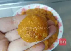 Illustration of how to make pumpkin filling mooncakes 3