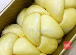 Illustration of fashion mom teaching you how to make braided butter toast 4