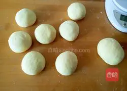 Illustration of how to make yogurt egg yolk buns 6