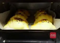 Illustration of how to make meat floss bread 16