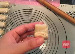 Illustration of how to make fresh meat mooncakes 15