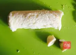 Illustration of how to make banana toast rolls 5