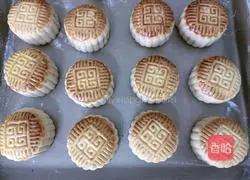 Illustration of how to make egg yolk and bean paste mooncakes 21