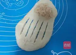 Illustration of how to make meat floss rolls 7