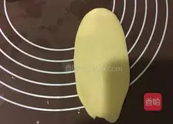 Illustration of how to make mooncakes with bean paste filling 9