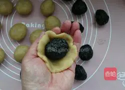 Illustration of how to make Beijing-style red mooncakes 9