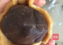 Illustration of how to make bean paste mooncakes 3