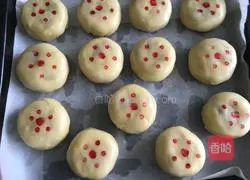 Illustration of how to make crispy five-nut mooncakes 13 