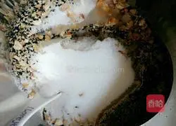 Cantonese five-nut mooncake recipe illustration 3