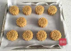 Illustration of how to make mooncakes with five kernel fillings 9