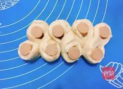 Illustration of how to make scallion sesame ham bread 8