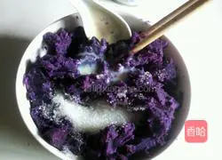 Illustration of how to make banana and purple potato rolls (toast version) 2