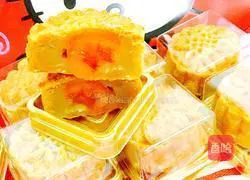 Cantonese style white lotus paste and egg yolk mooncake recipe 13
