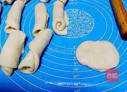 Illustration of how to make puff pastry mooncakes (egg yolk and bean paste filling) 8