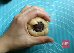 Illustration of how to make bean paste and double yolk mooncakes 12