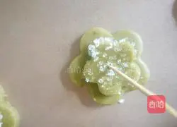 Illustration of how to make matcha flower-shaped biscuits 12