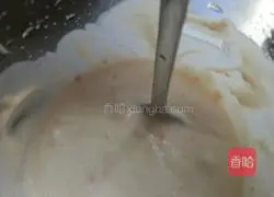 Illustration of how to make biscuit milkshake 6