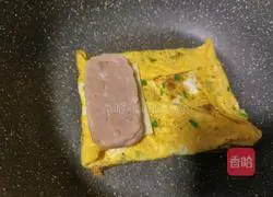 Illustration of how to make toast with eggs 12