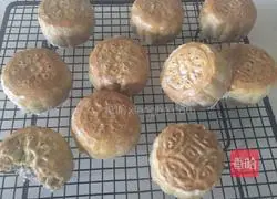 Illustration of how to make five-nut mooncakes 13