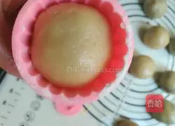 Illustration of how to make Cantonese egg yolk mooncakes 14