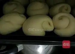 Illustration of how to make rose buns 13