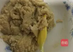 Illustration of how to make egg yolk and lotus paste mooncakes 2