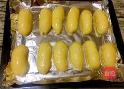 Illustration of how to make meat floss bread 16