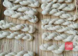 Illustration of how to make egg twists 13