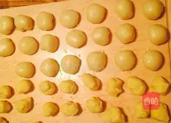 Illustration of how to make crispy skin, fresh meat and pickled mustard mooncakes 6