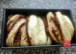 Illustration of making bean paste and cranberry toast 11