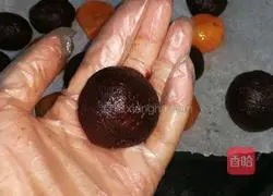 Illustration of how to make bean paste and egg yolk mooncakes 8