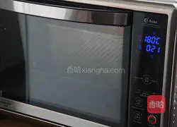 Illustration of how to make nutritious breakfast purple potato toast 13