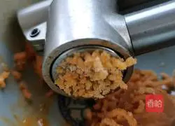 Illustration of how to make yogurt yellow mooncakes 2