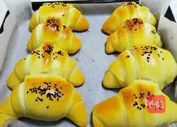 Illustration of how to make meat floss bread 18