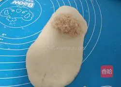 Illustration of how to make meat floss rolls 6