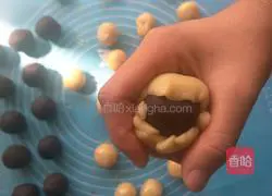 Illustration of how to make egg yolk and bean paste mooncakes 10