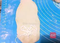 Illustration of how to make meat floss bread 10