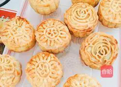 Egg Yolk Lotus Seed Mooncake Recipe Illustration 16