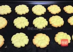 Illustration of how to make colorful cookies 18