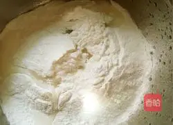 Illustration of how to make snowskin mooncakes with custard filling 2