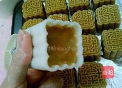 Illustration of how to make five-nut mooncakes 11