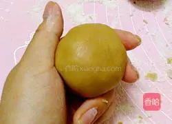 Illustration of how to make purple sweet potato mooncakes 10