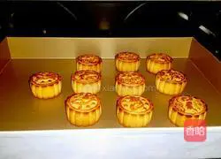 Illustration of how to make custard mooncakes 14