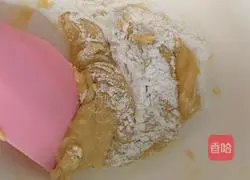 Illustration of how to make egg yolk mooncakes 2
