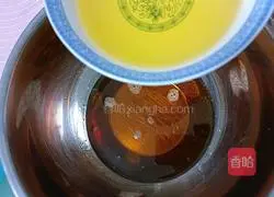 Illustration of how to make egg yolk and bean paste mooncakes 3