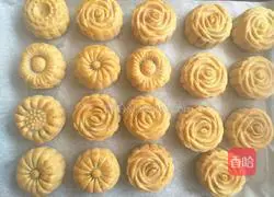 Illustration of how to make egg yolk and bean paste mooncakes 16