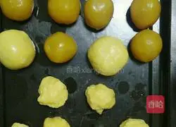 Illustration of how to make lotus paste and egg yolk mooncakes 2